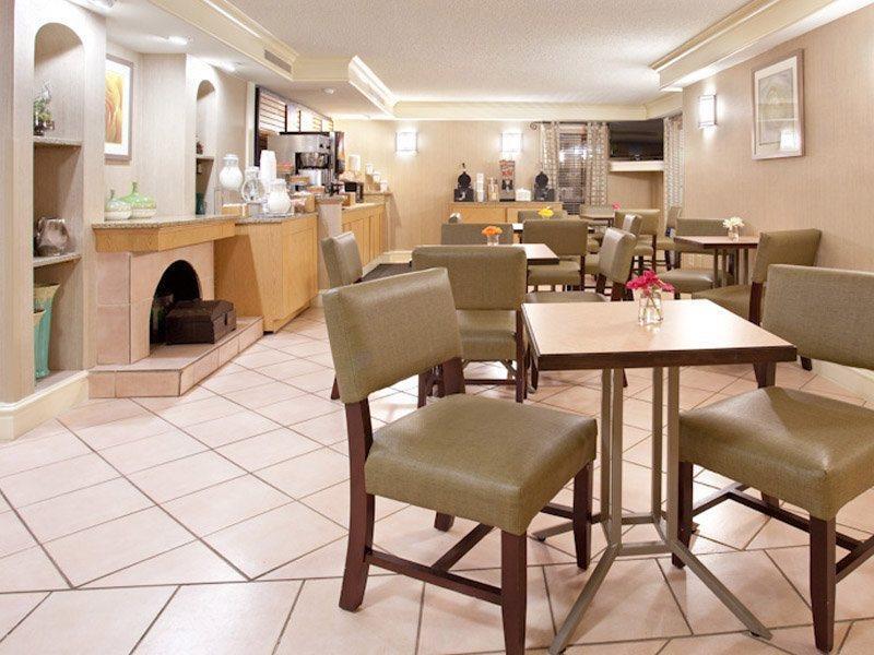 La Quinta Inn By Wyndham Denver Central Restaurant foto